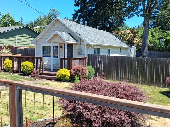 1055 Columbia Ave, Gladstone, OR 97027