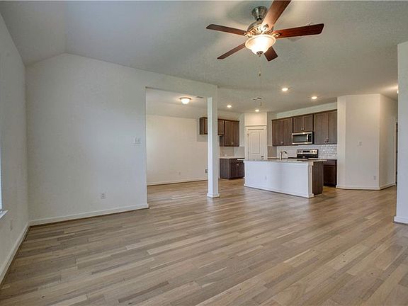 3rd image of 723 Carol Dr