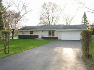 149 Ridgeway Dr, Dousman, WI 53118