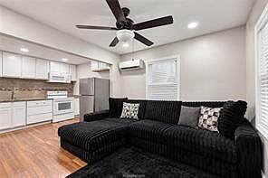 2nd image of 4603 Castle Ave