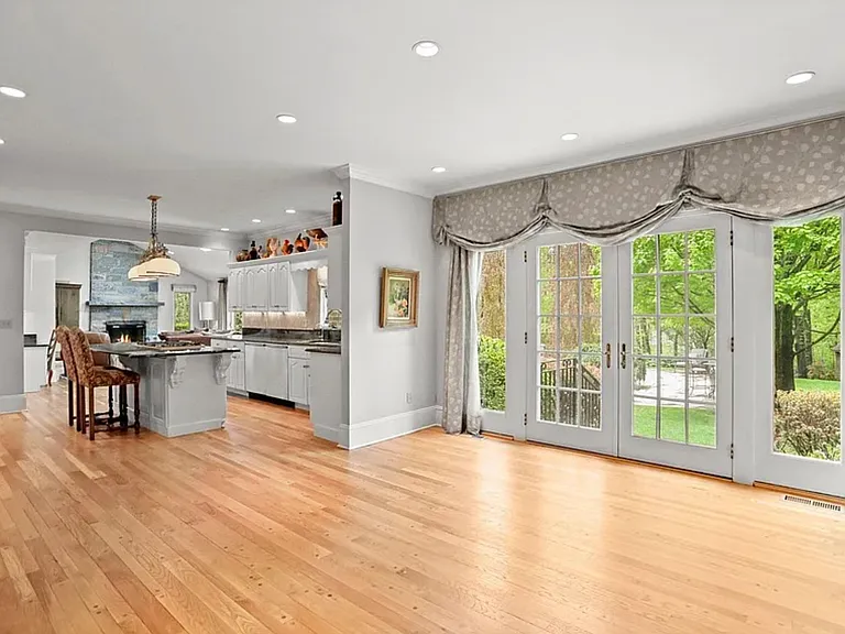 376 Westover Rd — Photo 8
