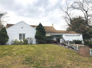 60 Melville Ln, Great Neck, NY 11023