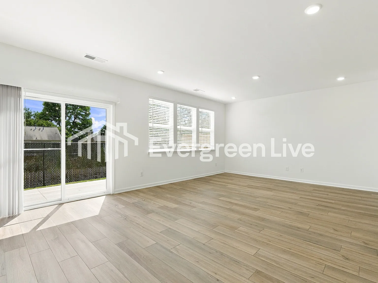 3 bed, 2.5 bath, 1831 sqft, $2,135 — Photo 3