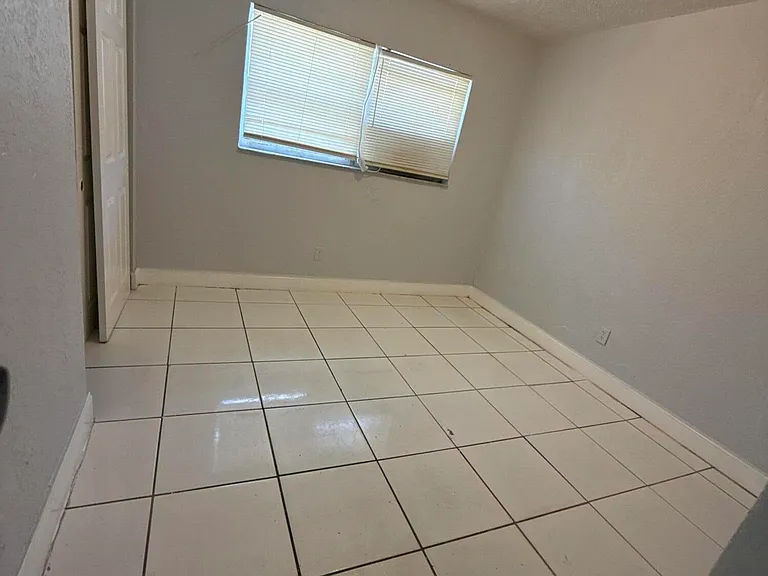 720 SW 7th St #4 — Photo 10