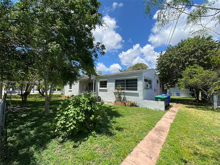 350 SW 34th Ave #- — Photo 2