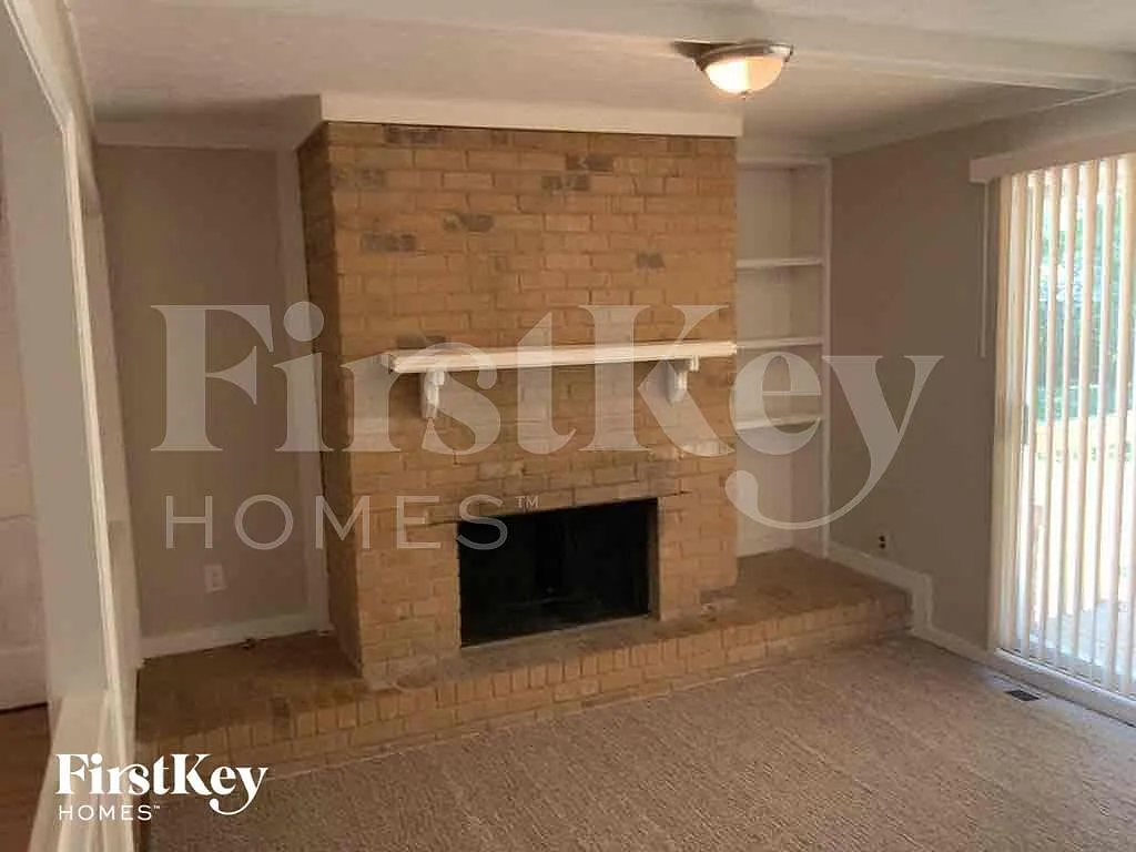 3 bed, 2.0 bath, 1594 sqft, $2,005 — Photo 2