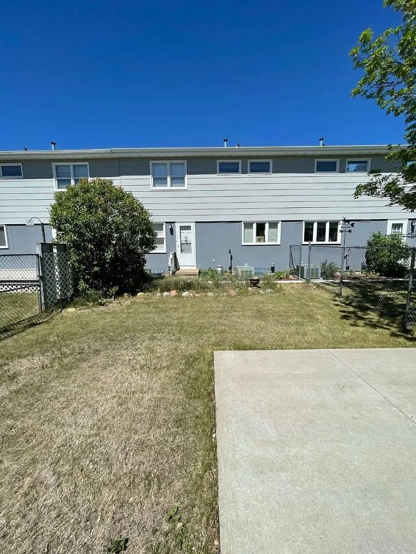3 bed, 1800 sqft, $900 — Photo 4