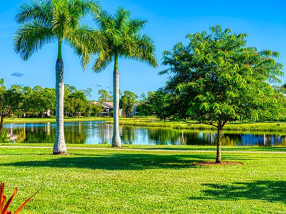Lake w/ 1mile walk/bike path