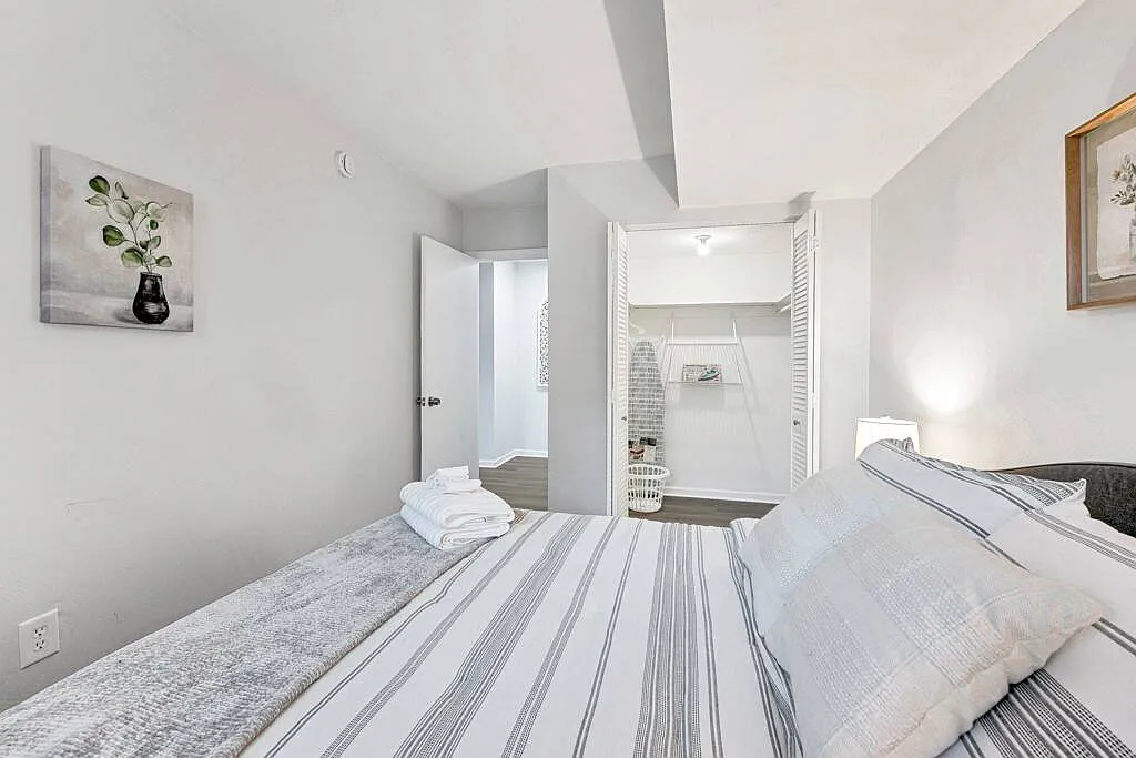 3 bed, 1085 sqft, $4,750 — Photo 3