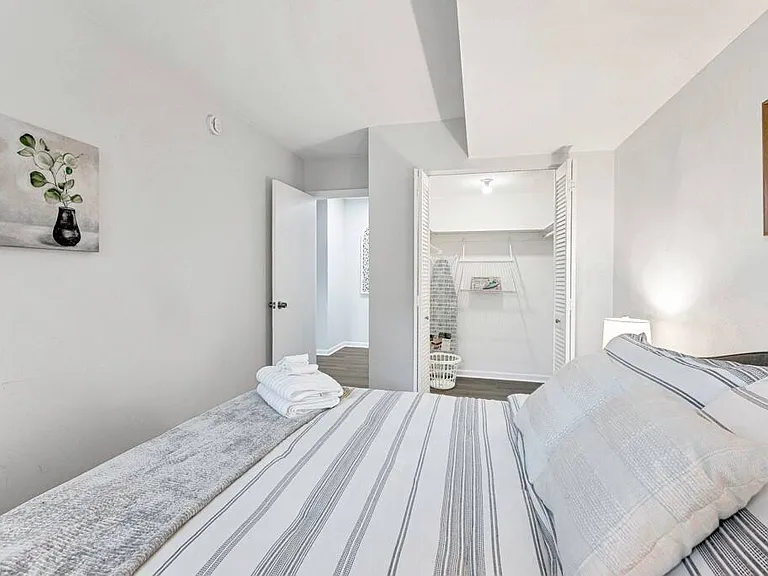 1017 Barclay Sq — Photo 3