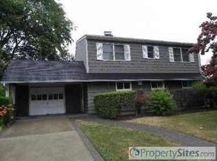 11 Mallard Rd, Levittown, NY 11756