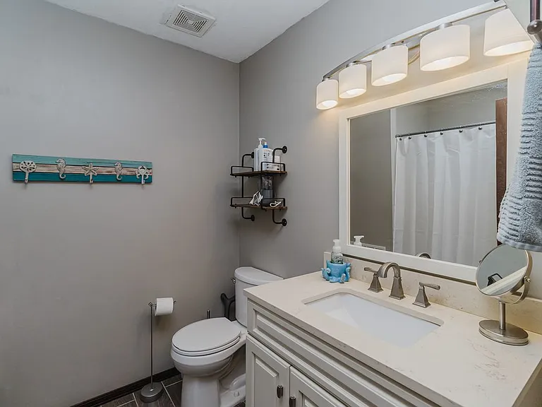 605 N Iowa St — Photo 7