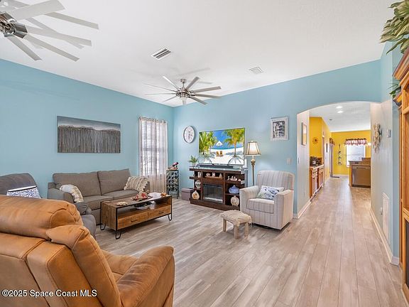 4th image of 221 Briarcliff Cir