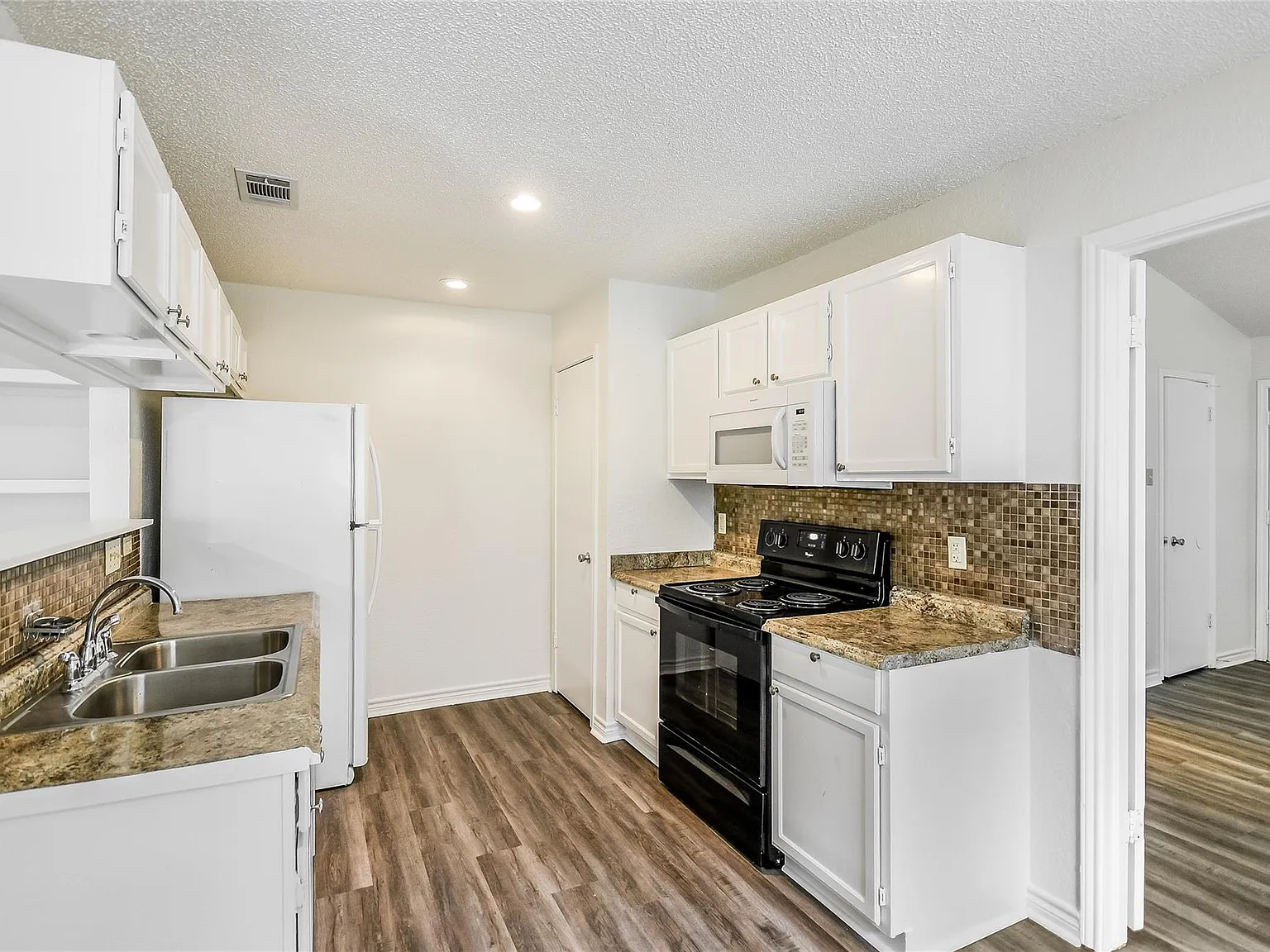 2 bed, 2.0 bath, 899 sqft, $1,550 — Photo 4