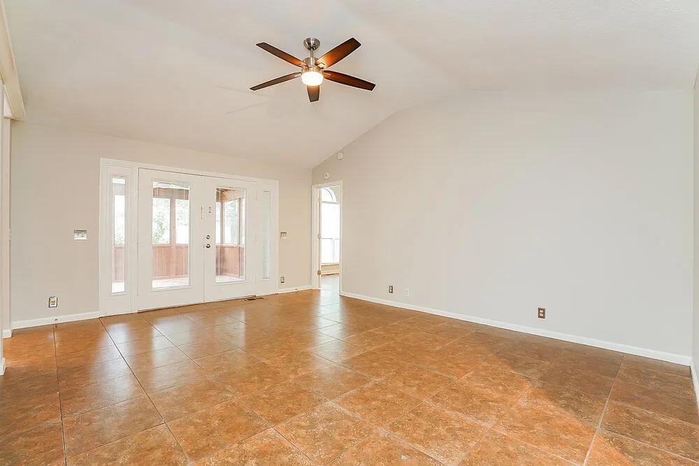 3 bed, 2.0 bath, 2067 sqft, $2,385 — Photo 4