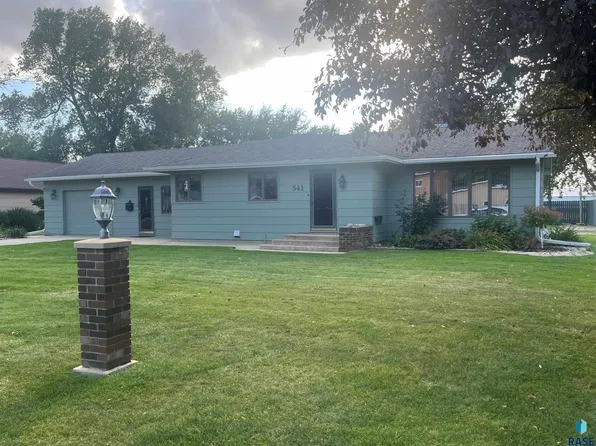 541 S Juniper St, Freeman, SD 57029