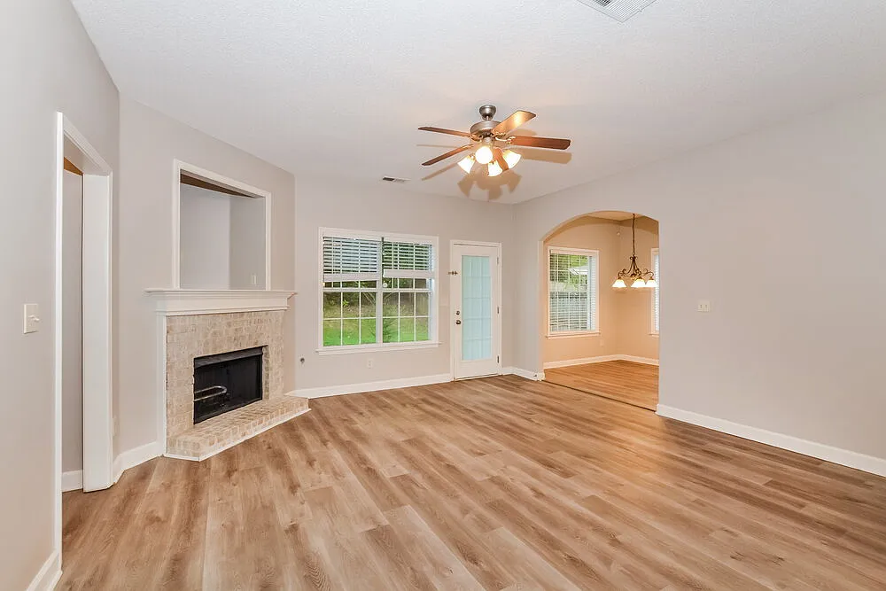 3 bed, 2.5 bath, 1900 sqft, $2,045 — Photo 4