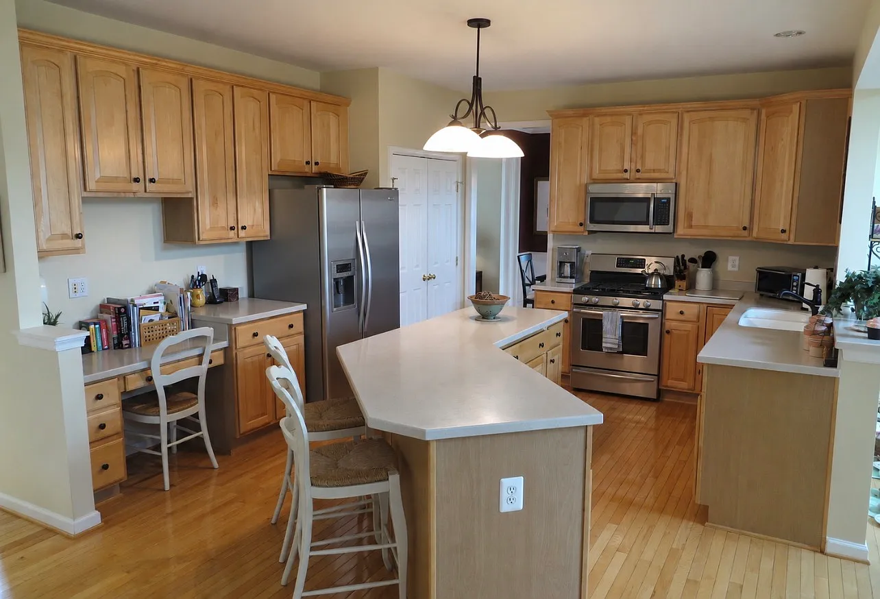 6 bed, 4178 sqft, $4,795 — Photo 2