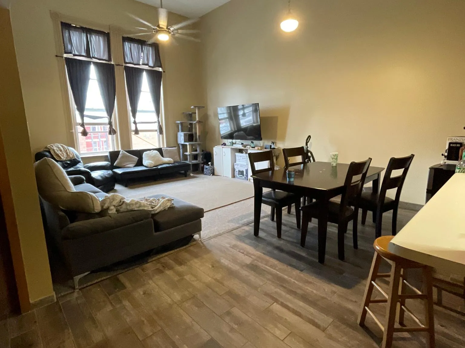4 bed, 900 sqft, $1,640 — Photo 1