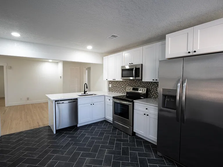 204 W 36th St #2 — Photo 2