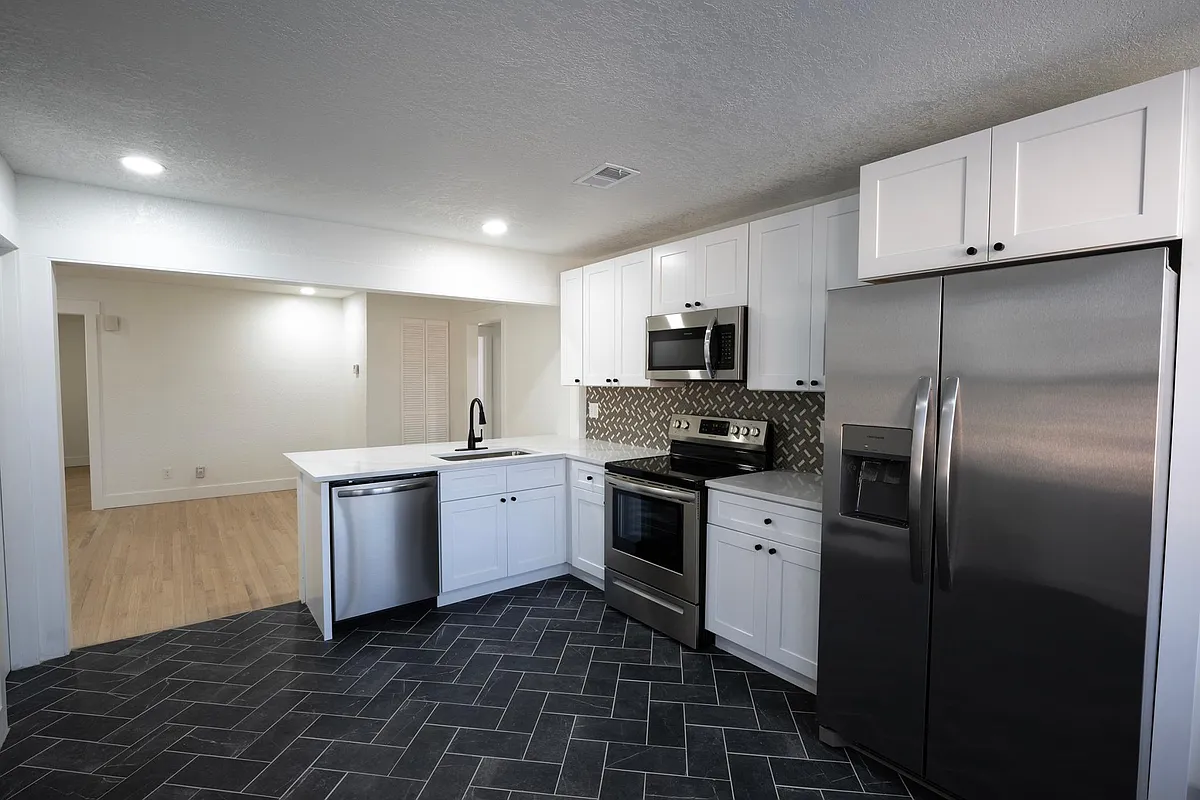 Building Photo - 204 W 36th St #2