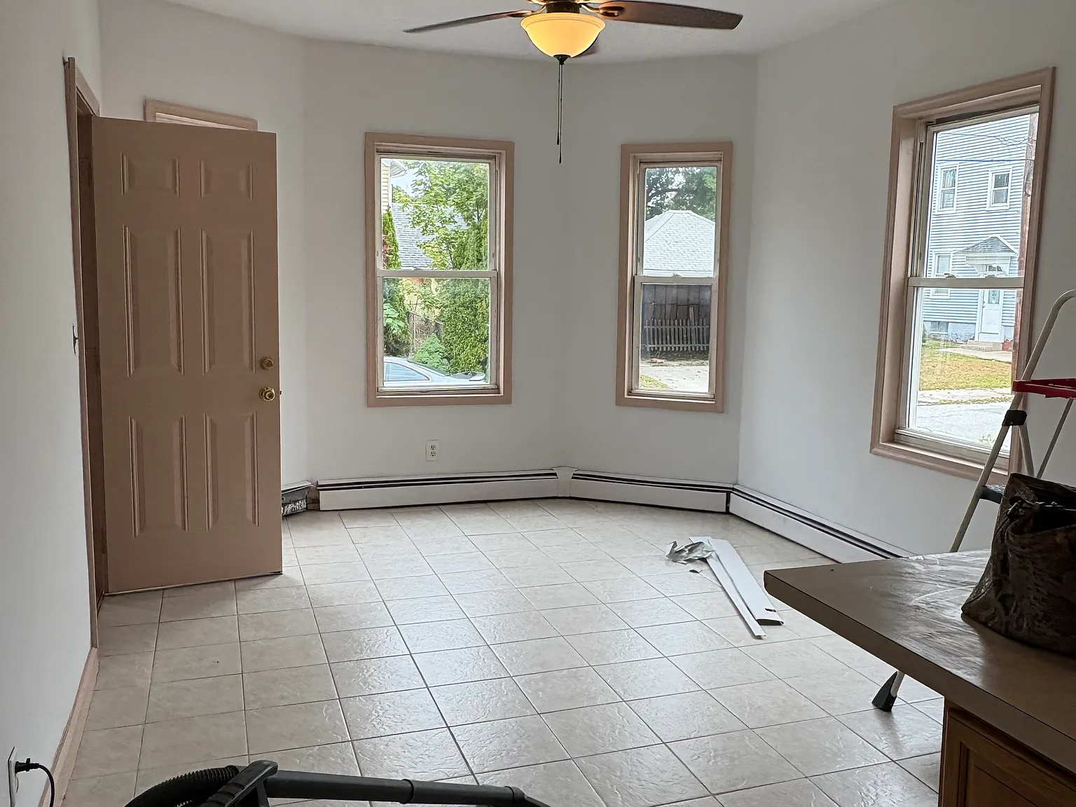 3 bed, 1000 sqft, $1,700 — Photo 1