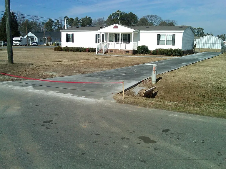 637 Colonial Dr — Photo 2