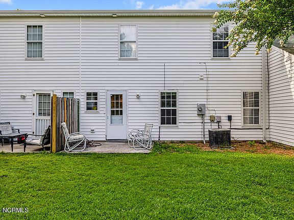 5th image of 310 Emerald Cove Court