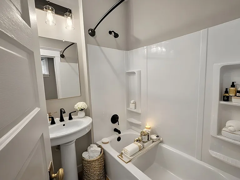 Hillcrest Manor — Photo 5