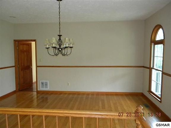 5th image of 619 Horseshoe Ln