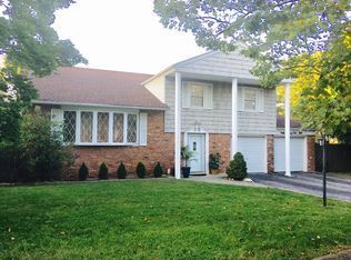 25 Palm St, Selden, NY 11784