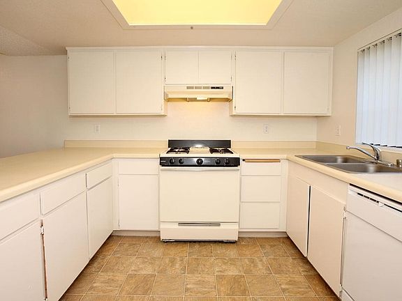 4th image of 3704-3734 Harris St #9