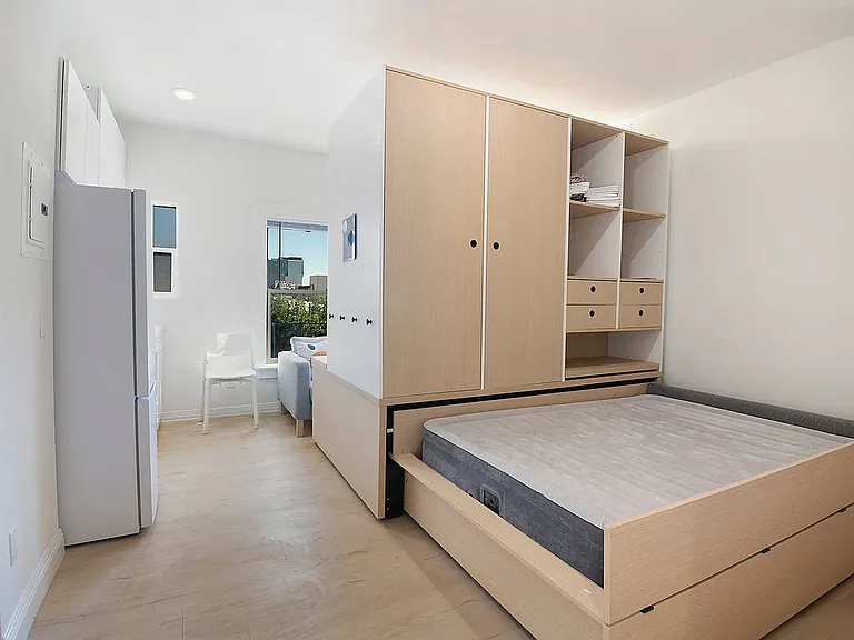 8th Street Studios Near Downtown Los Angeles Move-In Special — Photo 33