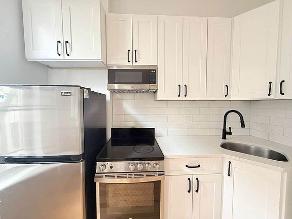 4th image of 323 W 42nd St APT 4r