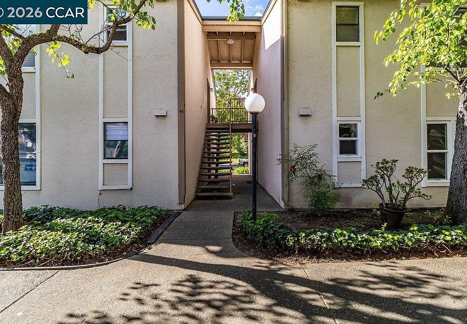 1st image of 375 Camelback Rd APT 4