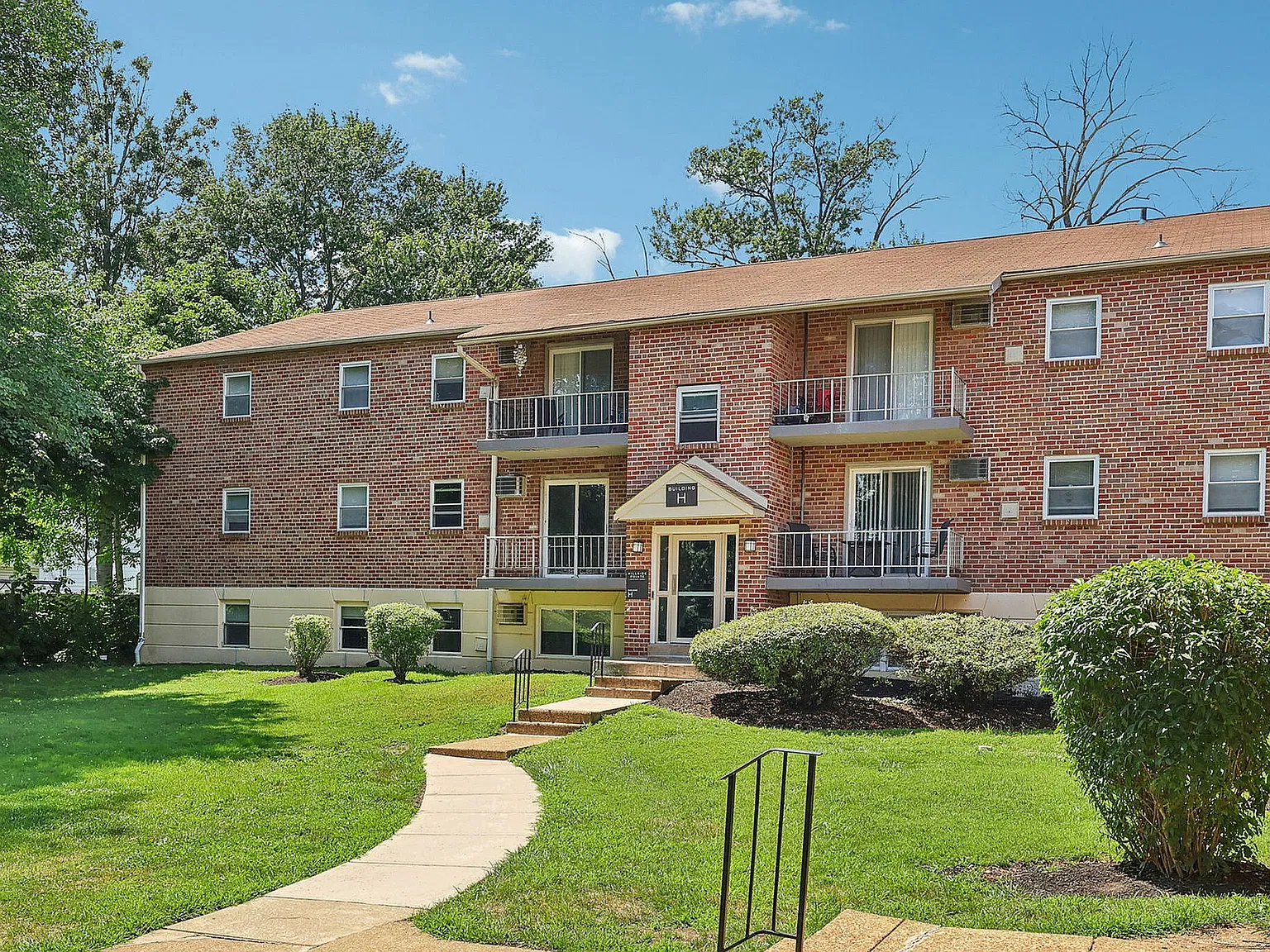 Hillside Pointe Apartments — Photo 1