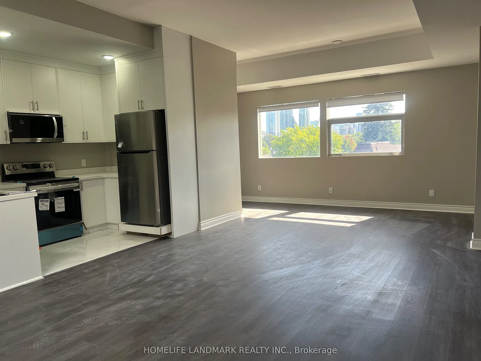 89 Finch Ave W — Photo 3