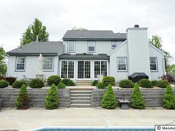 2nd image of 24 Hampton Hollow Dr