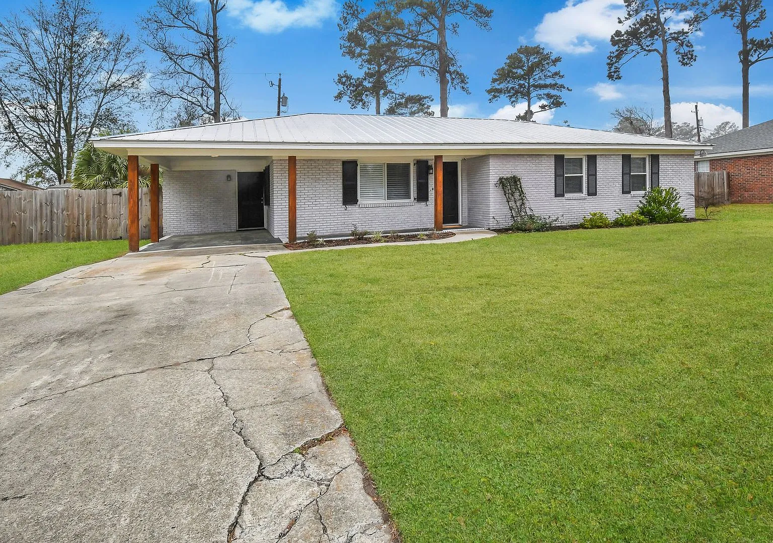 1015 Reita St — Photo 3