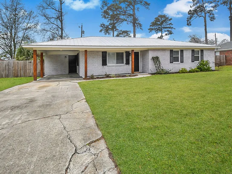1015 Reita St — Photo 3
