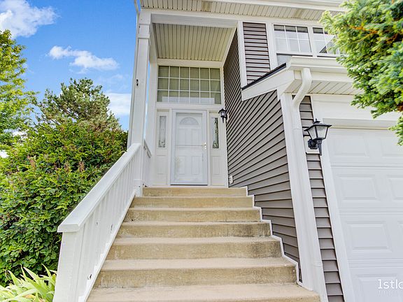 4th image of 479 Gloria Ln