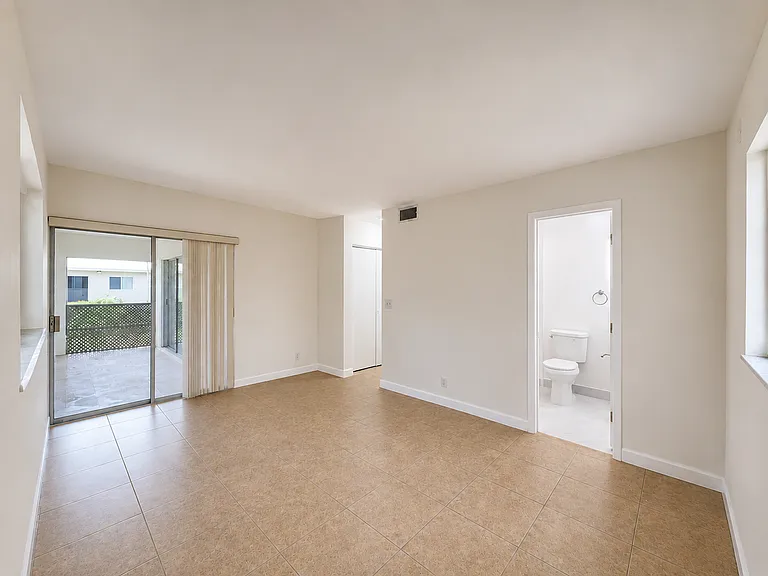 Santa Monica Apartments — Photo 11