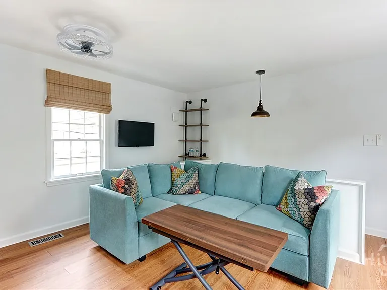205 W Jones Ln — Photo 3