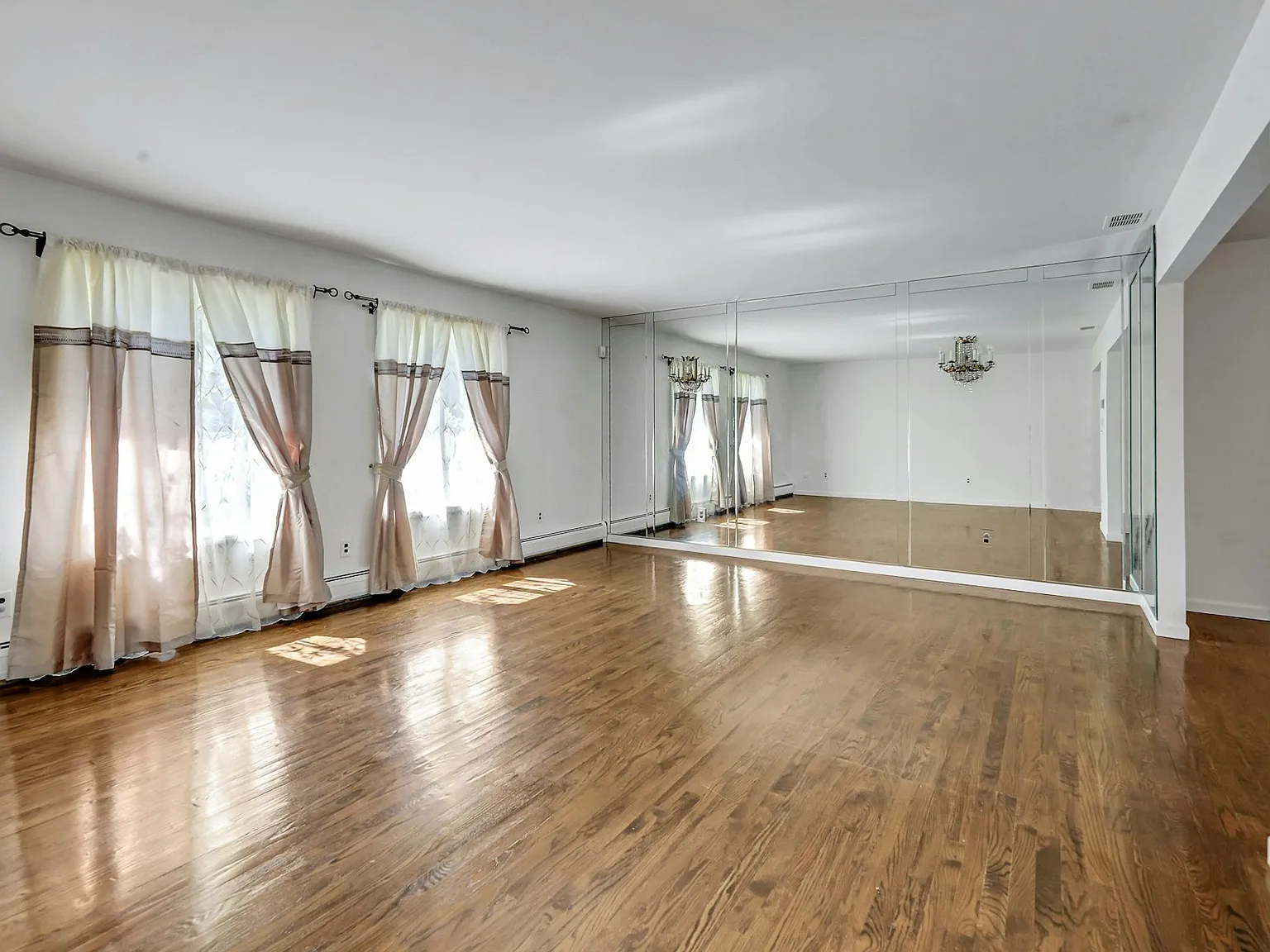 4 bed, 4.5 bath, 3400 sqft, $7,800 — Photo 4