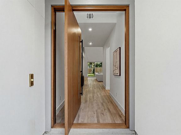 3rd image of 607 Grandview Ave