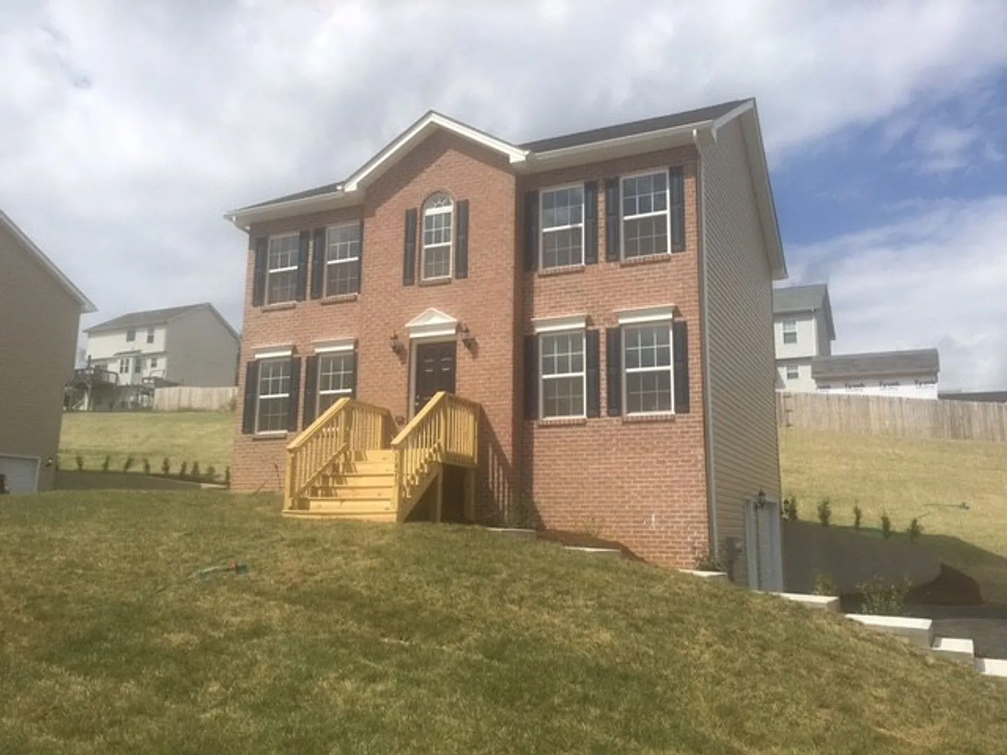 3 Bedroom 2.5 Half Bath House with 1 car garage — Photo 2