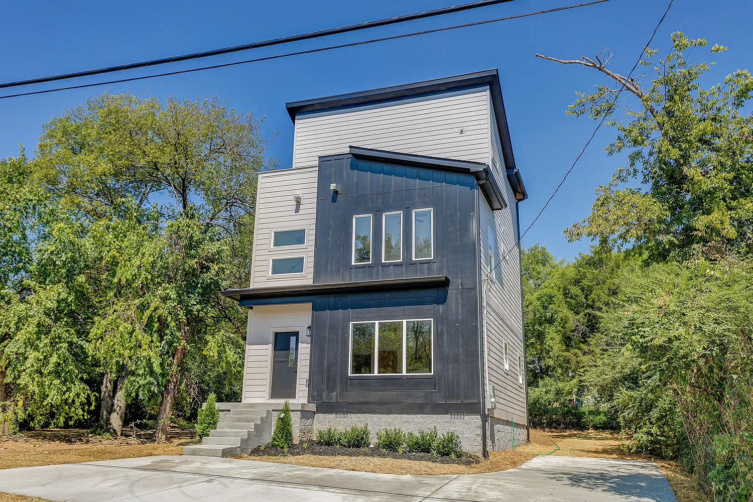 1212 Avondale Cir — Photo 1