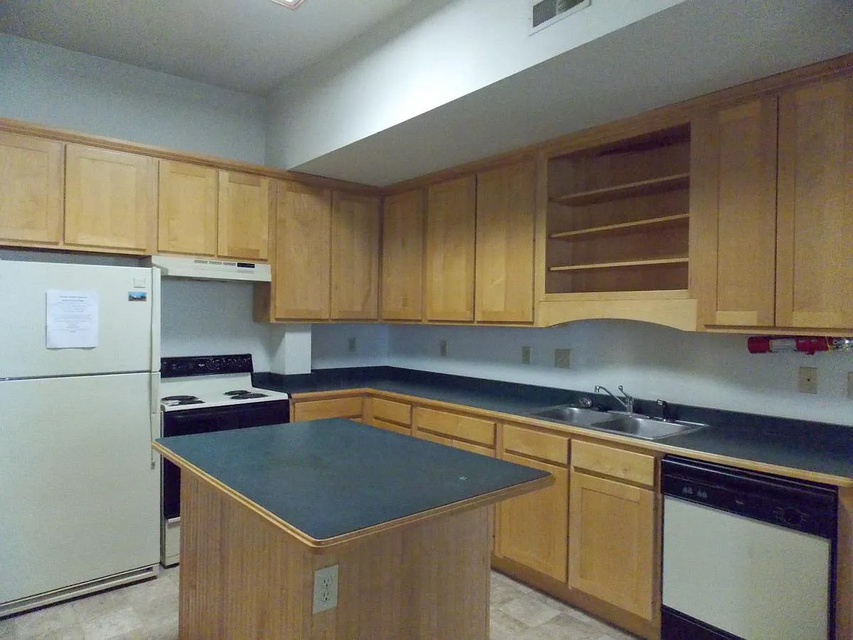 4 bed, 2046 sqft, $3,400 — Photo 2