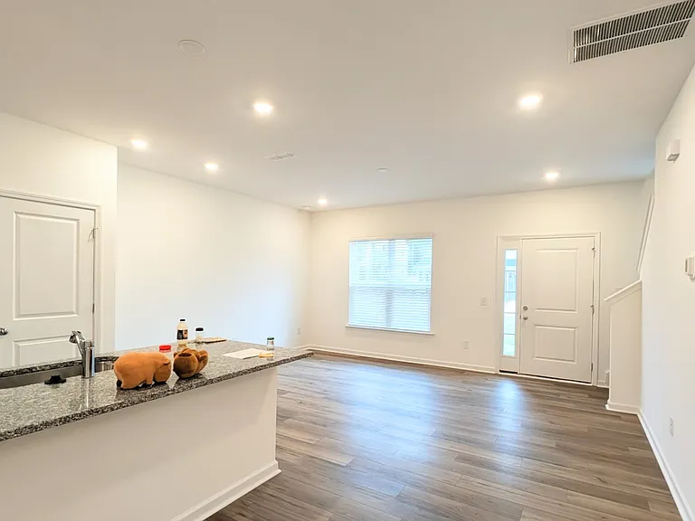 2102 Cobble Ct — Photo 4