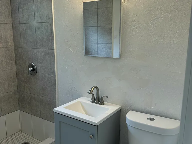 815 4th St #4 — Photo 9